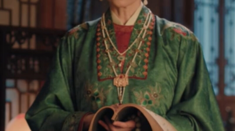 Scene from period Chinese drama The Road To Splendor Episode 30 recap and review of woman crying while reading book