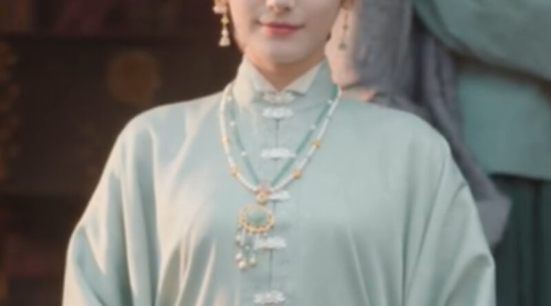 Scene from period Chinese drama The Road To Splendor Episode 32 recap and review of a woman in a green hanfu