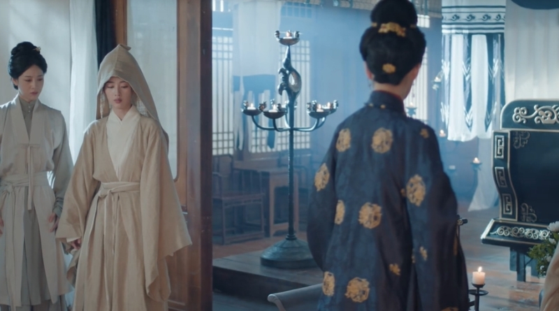 Scene from period Chinese drama The Road To Splendor Episode 34 recap and review of woman looking at a coffin at a funeral with the widow and maid to the side