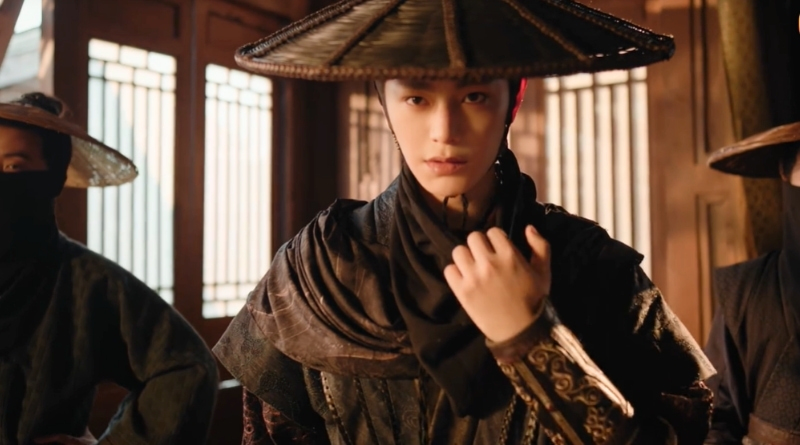 Scene from period Chinese drama The Road To Splendor Episode 34 recap and review of a man revealing his face, wearing a wide brim hat