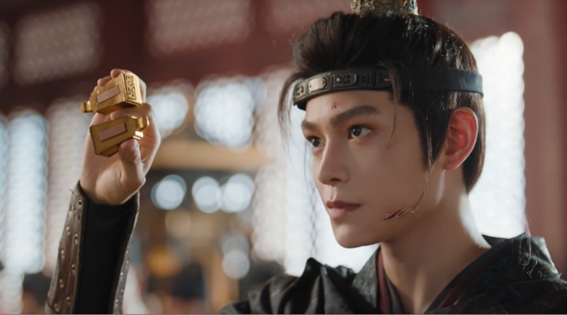 Scene from period Chinese drama The Road To Splendor Episode 35 recap and review of a man holding a gold weight, cut in half to show fraud