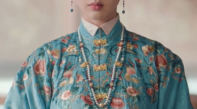 Scene from period Chinese drama The Road To Splendor Episode 36 recap and review of a woman in blue hanfu holding onto a wooden box