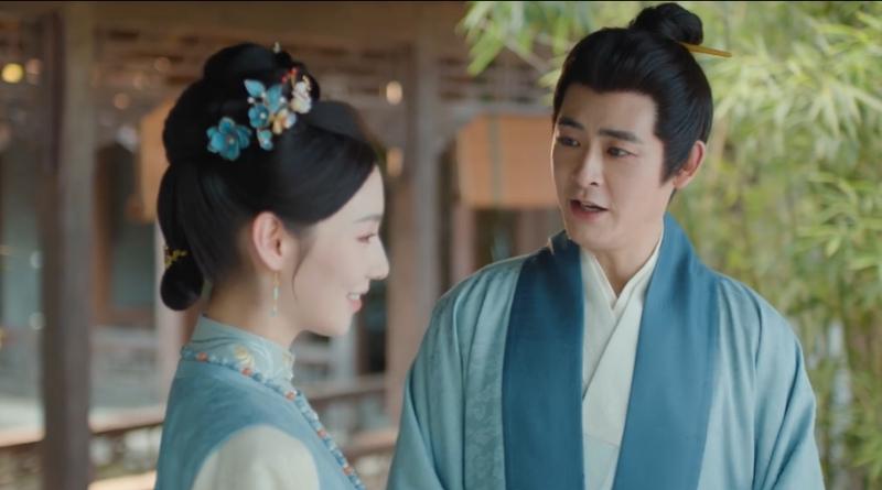 Scene from period Chinese drama The Road To Splendor Episode 36 recap and review of husband and wife in blue hanfu talking in the courtyard