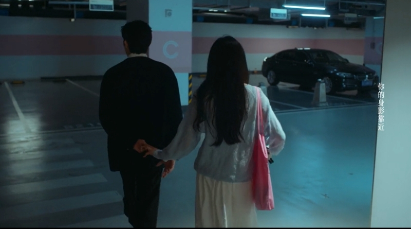 Scene from modern Chinese drama The Early Spring Episode 10 recap and review of a couple holding hands in the car park
