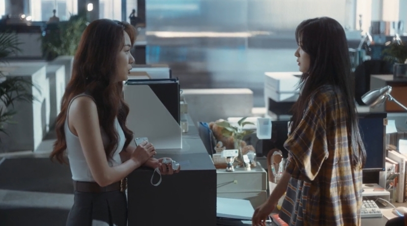 Scene from modern Chinese drama The Early Spring Episode 3 recap and review of 2 colleagues talking in the office