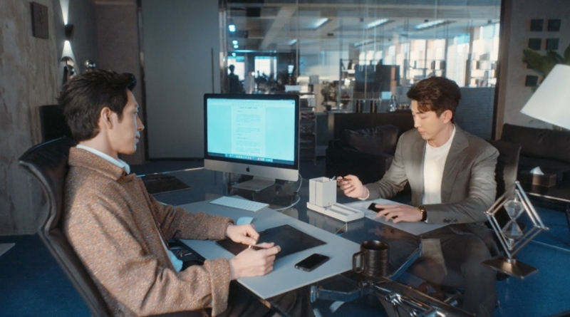 Scene from modern Chinese drama The Early Spring Episode 6 recap and review of 2 men talking at the desk in a office