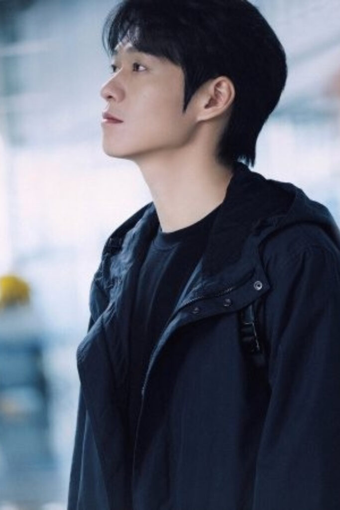 Scene from modern Chinese drama Irreplaceable (2026) Episode 20 Recap and review of a man in black tshirt and black jacket