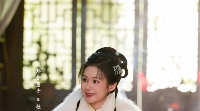Scene from period Chinese drama Against The Current (2026) Episode 11 Recap and review of a woman in green hanfu, fur robes and smiling seated at a table