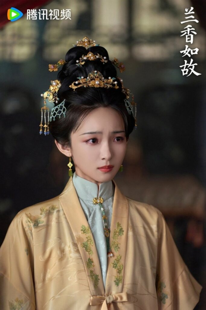 Scene from period Chinese drama Against The Current (2026) Episode 40 Recap and review of a woman in yellow and blue hanfu looking distressed