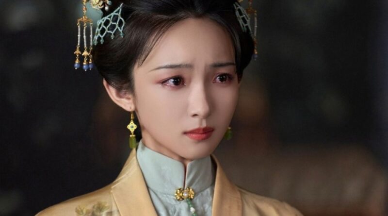 Scene from period Chinese drama Against The Current (2026) Episode 40 Recap and review of a woman in yellow and blue hanfu looking distressed