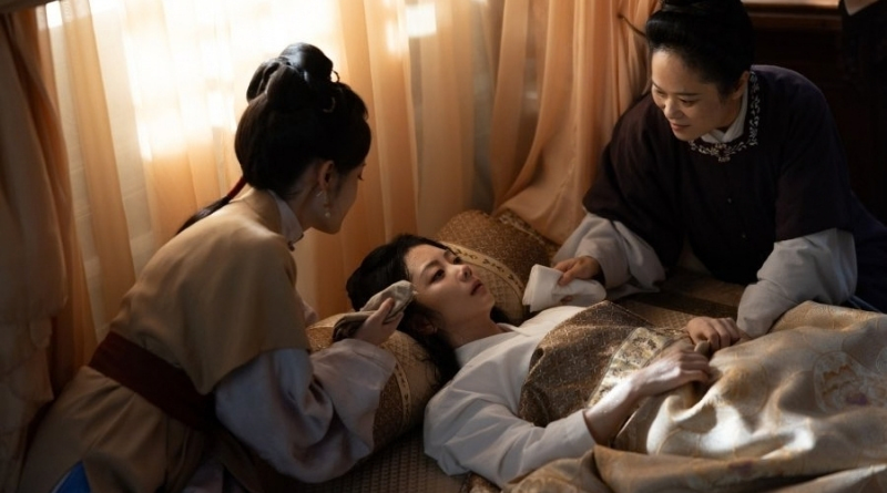 Scene from period Chinese drama Against The Current (2026) Episode 41 Recap and review of a woman in labour supported by 2 midwives