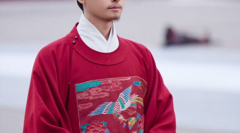 Scene from period Chinese drama Against The Current (2026) Episode 46 Recap and review of an imperial court member standing in red robes