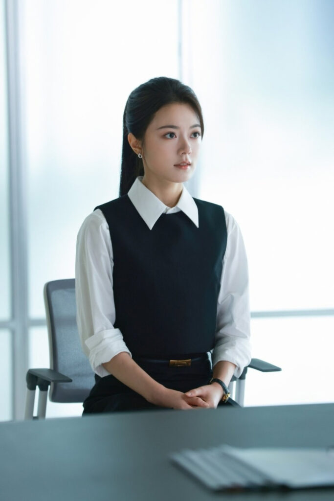 Scene from modern Chinese drama Irreplaceable (2026) Episode 1 Recap and review of a woman in an interview