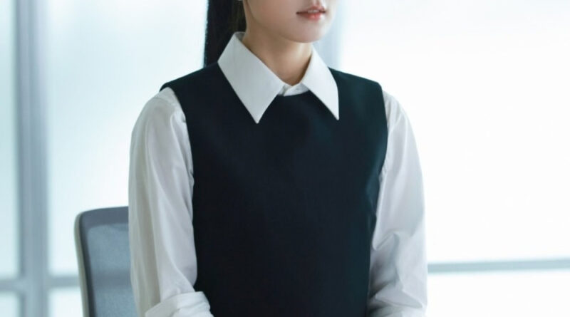Scene from modern Chinese drama Irreplaceable (2026) Episode 1 Recap and review of a woman in an interview