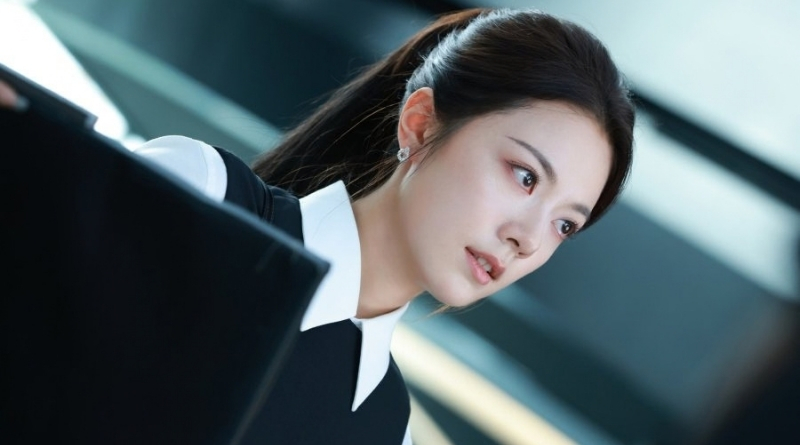 Scene from modern Chinese drama Irreplaceable (2026) Episode 1 Recap and review of a woman in an interview