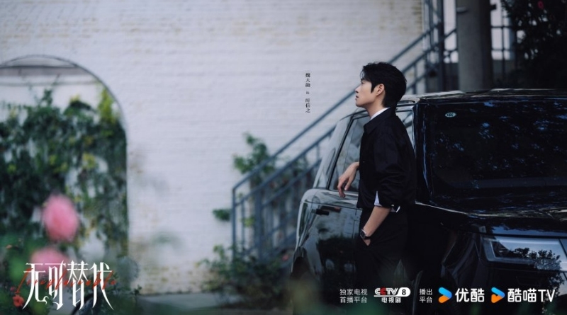 Scene from modern Chinese drama Irreplaceable (2026) Episode 15 Recap and review of a man waiting by his car in a courtyard waiting to pick someone up