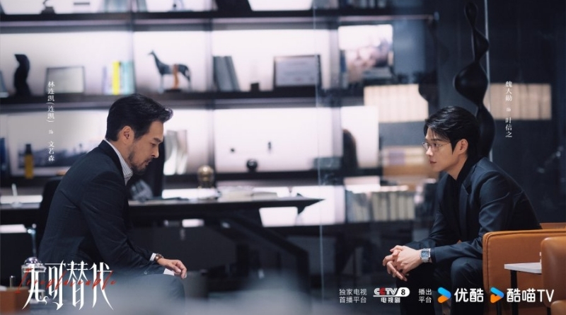 Scene from modern Chinese drama Irreplaceable (2026) Episode 17 Recap and review of 2 colleagues talking to each other in the office