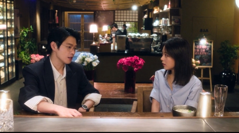 Scene from modern Chinese drama Irreplaceable (2026) Episode 2 Recap and review of 2 people talking at a restaurant bar