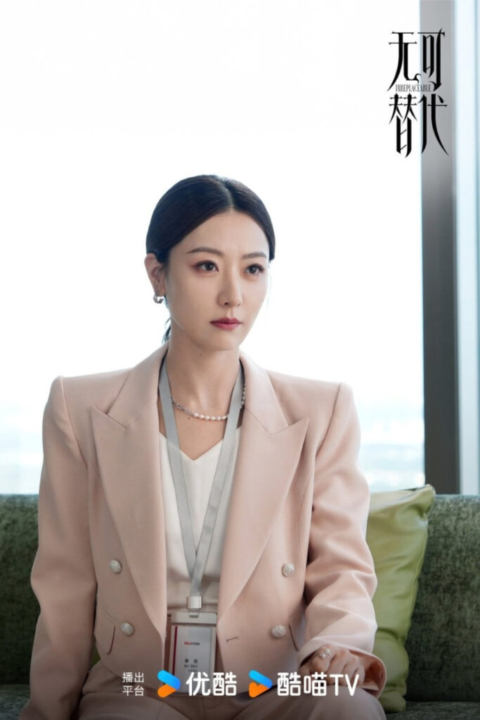Scene from modern Chinese drama Irreplaceable (2026) Episode 2 Recap and review of a woman in pink jacket in the office