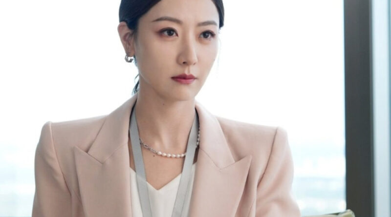 Scene from modern Chinese drama Irreplaceable (2026) Episode 2 Recap and review of a woman in pink jacket in the office