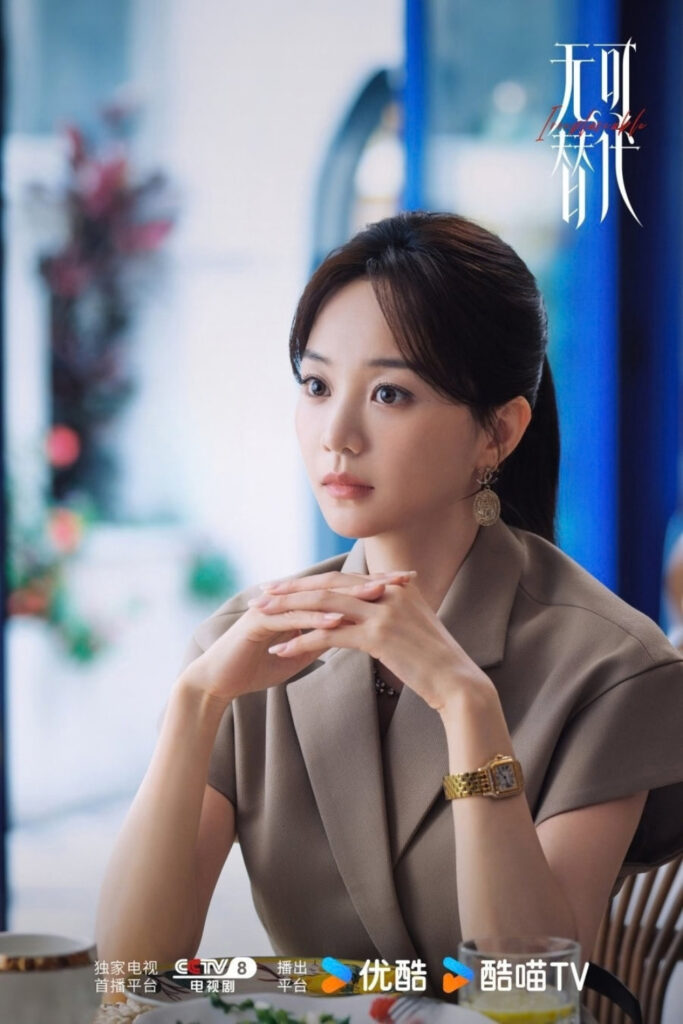 Scene from modern Chinese drama Irreplaceable (2026) Episode 3 Recap and review of a woman at lunch