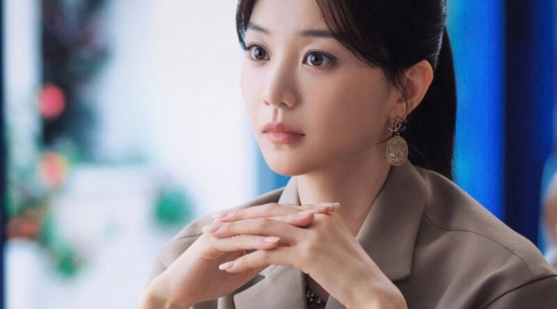 Scene from modern Chinese drama Irreplaceable (2026) Episode 3 Recap and review of a woman at lunch