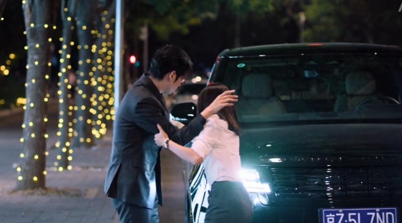 Scene from modern Chinese drama Irreplaceable (2026) Episode 4 Recap and review of a woman helping a drunk man into the car