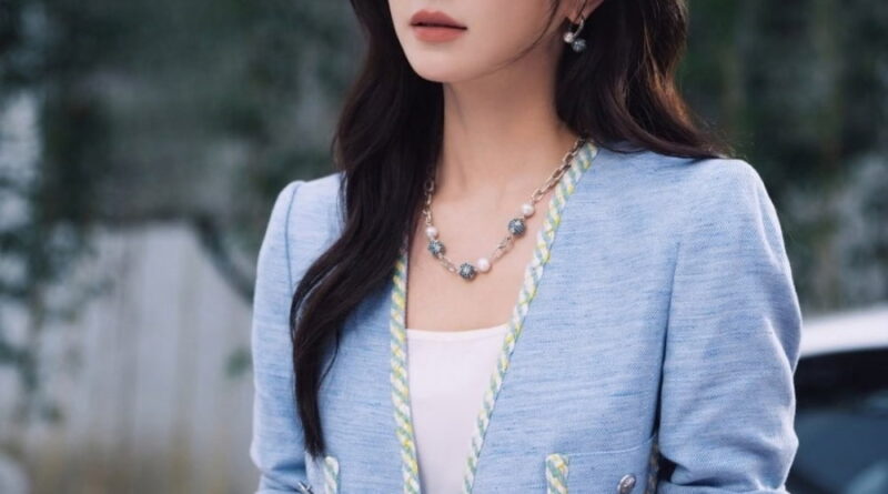 Scene from modern Chinese drama Irreplaceable (2026) Episode 8 Recap and review of a woman with her hands out palm up, looking confused