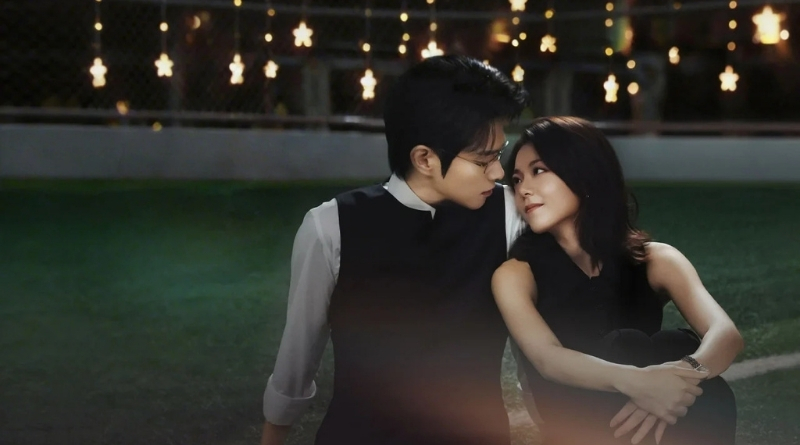 Irreplaceable Romance Review and Recap (2026) Chinese Drama of couple looking at each other lovingly on grass court