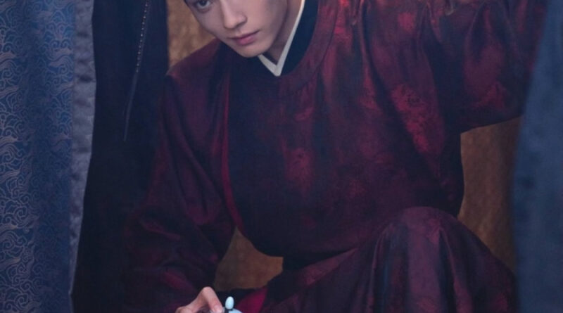 Scene from period Chinese drama Spring of The Blade (2026) Episode 1 Recap and review of a man opening the curtains of a sedan holding a jar of chinese wine