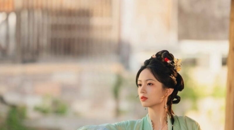 Scene from period Chinese drama Spring of The Blade (2026) Episode 16 Recap and review of a woman in green hanfu sitting and waiting in the balcony