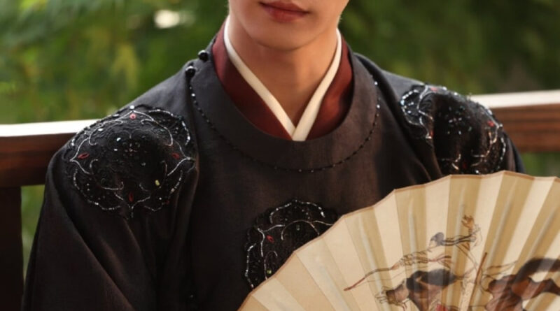Scene from period Chinese drama Spring of The Blade (2026) Episode 22 Recap and review of a man sitting calmly while fanning himself