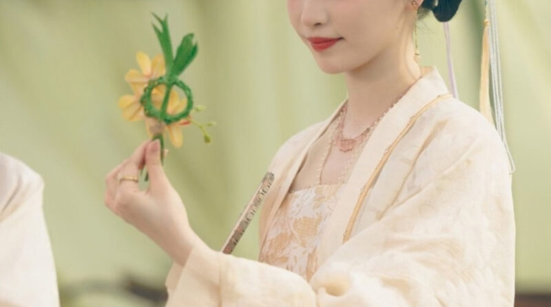 Scene from period Chinese drama Spring of The Blade (2026) Episode 5 Recap and review of a woman in yellow hanfu holding an orchid knot