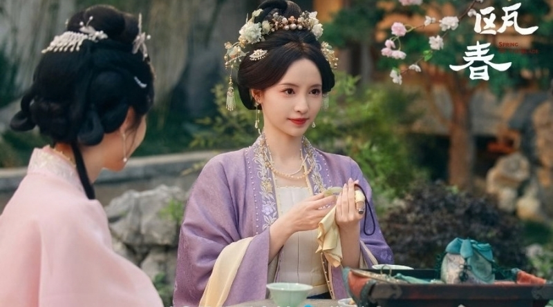 Scene from period Chinese drama Spring of The Blade (2026) Episode 8 Recap and review of a woman receiving a jade pendant, sitting in the garden courtyard