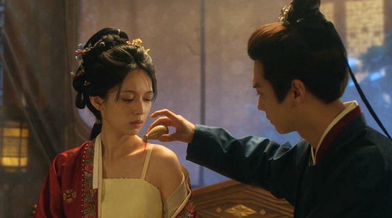 Spring of The Blade Romance Review (2026) Chinese Drama: Yan Rui and Xie Qingyuan or Shen Run and Xie Qingyuan. Man applying medicine to her wounds on he shourlder